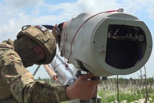 Cận cảnh lính Nga lắp ráp và phóng UAV trong xung đột Ukraine