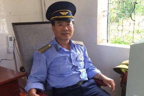 Nhân viên đường sắt cứu người rơi xuống sông Lục Nam