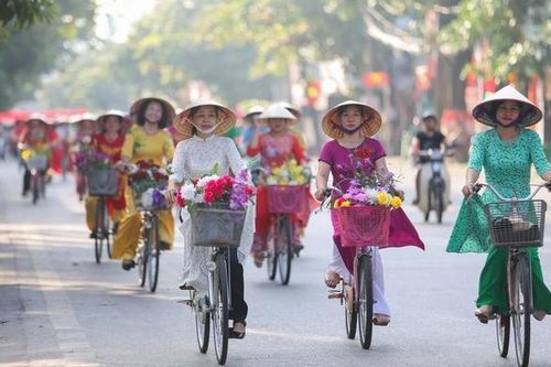 Tuyên Quang: Sáng rực góc phố với gần 200 phụ nữ diện áo dài truyền thống lung linh sắc màu