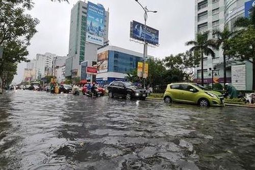 Áp thấp nhiệt đới khiến miền Trung nhiều nơi ngập sâu, nguy cơ cao sạt lở đất và lũ quét