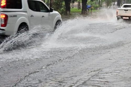 Mưa trắng trời, nhiều tuyến đường ở Huế bị ngập, giao thông đi lại khó khăn