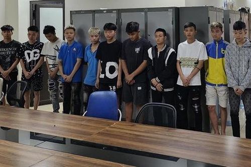 Hà Nội: Triệu tập nhóm thanh niên vô cớ ném chai thủy tinh gây thương tích cho người đi đường.