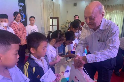 'Thắp sáng những ước mơ' lần thứ 8 trao 100 suất học bổng cho trẻ em khó khăn