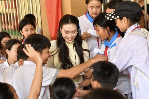 Hoa hậu Ban Mai tặng quà Trung thu ý nghĩa cho học sinh hoàn cảnh khó khăn