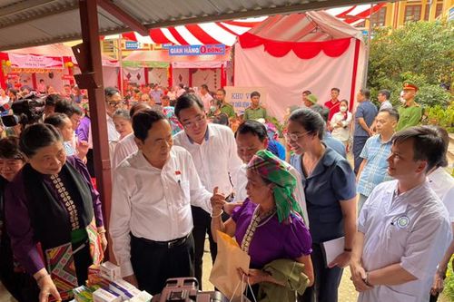 Ấm áp phiên chợ 0 đồng cho trẻ em vùng cao