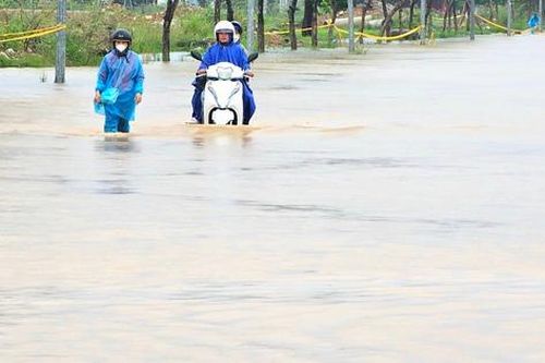 Mưa trắng trời, nhiều tuyến đường ở Huế ngập cục bộ