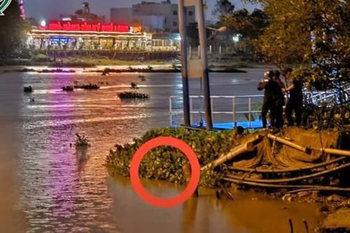 Lo hậu sự cho bé gái, người nhà phát hiện mẹ cháu bé tử vong dưới đám lục bình