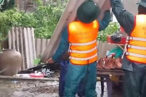 Lốc xoáy kinh hoàng cuốn bay mái nhà ở Huế, nhiều nơi ngập lụt, người dân lo mua đồ ăn dự trữ