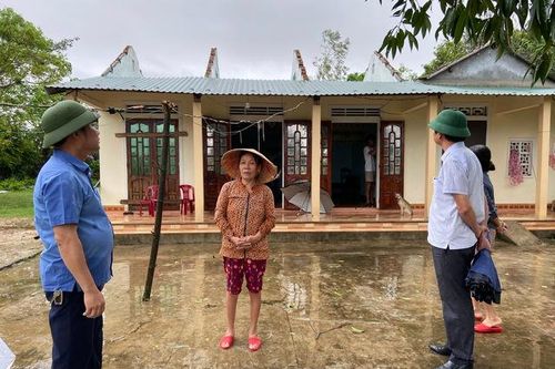 Lốc xoáy bất ngờ quét qua cuốn bay 67 mái nhà dân