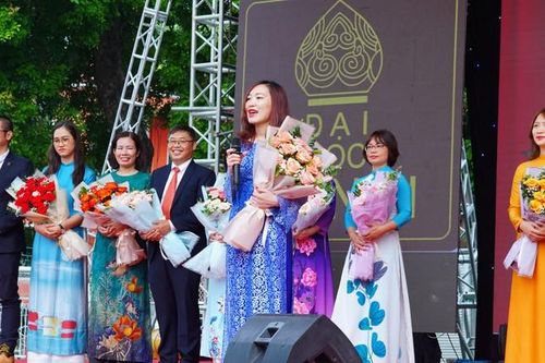 Đỉnh như thầy cô HANU: Màn chào đón tân sinh viên với 13 thứ tiếng khác nhau