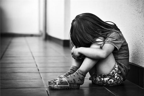 Phạt tù người đàn ông khiếm thị 'làm bậy' với bé gái