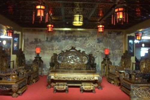 Chiêm ngưỡng bộ bàn ghế giá 700 tỷ làm bằng gỗ quý trong suốt 9 năm