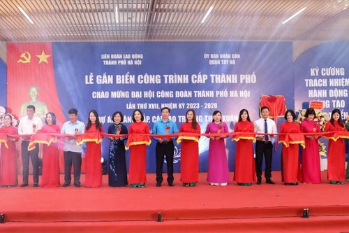 Gắn biển khánh thành công trình tiêu biểu do thành phố lựa chọn