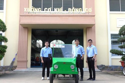 Sinh viên Cần Thơ chế tạo ô tô điện giá chỉ 30 triệu đồng