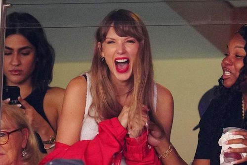 Taylor Swift gây tranh cãi vì trả tiền đuổi khách để ăn tối