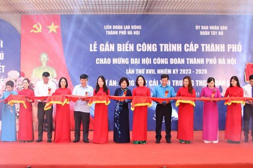 Tây Hồ: Gắn biển công trình chào mừng Đại hội Công đoàn thành phố