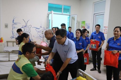 Mang niềm vui đến trẻ em có hoàn cảnh khó khăn trong dịp Tết Trung thu