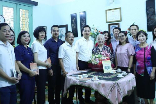 Quận Hoàn Kiếm thăm, tặng quà nhân Ngày Quốc tế Người cao tuổi 1/10