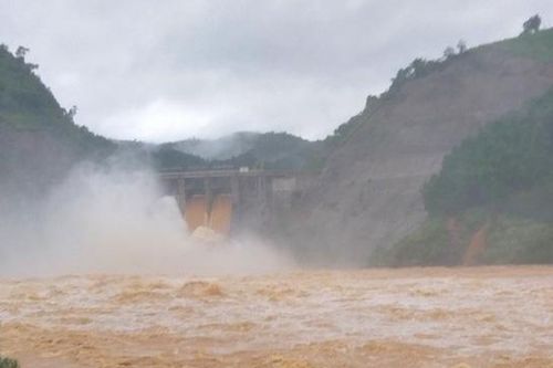 Hà Tĩnh: Mưa lớn kéo dài, Thủy điện Hố Hô xả tràn 1.383m3/s