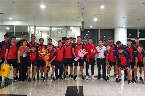 Olympic Việt Nam về nước, HLV Hoàng Anh Tuấn nhận trách nhiệm