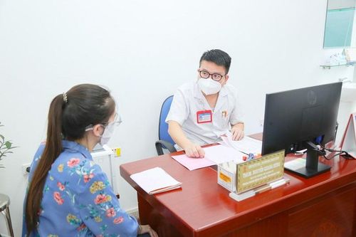 10 năm ung thư máu mạn tính, người mẹ trẻ òa khóc khi có được con đầu lòng