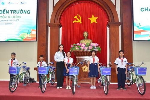125 phần quà tặng học sinh nghèo hiếu học