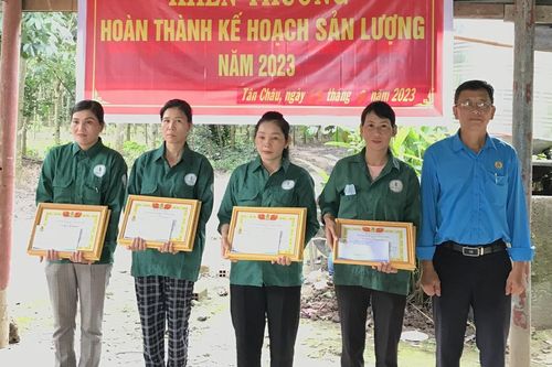 Khen thưởng công nhân cao-su hoàn thành kế hoạch trước 4 tháng