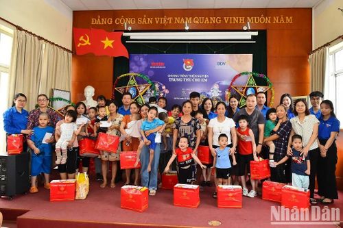 Trung thu yêu thương cùng các em thiếu nhi tại Bệnh viện Phục hồi chức năng Hà Nội