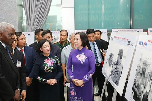 Trưng bày 50 bức ảnh mang tên 'Mãi sắt son nghĩa tình Việt Nam-Cuba' tại Quảng Trị