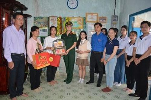 Trăng thu biên cương lấp lánh nghĩa tình