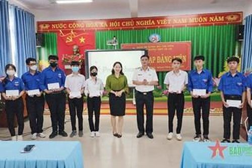 Hải đoàn 129 phối hợp tuyên truyền biển, đảo tại Bình Dương