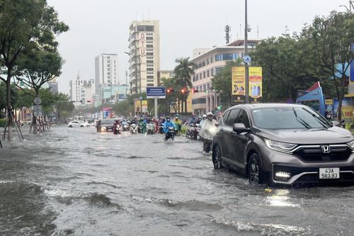 Mưa lớn gây ngập tại miền Trung