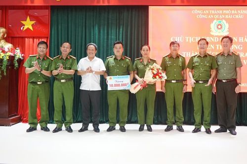 Khen thưởng thành tích hơn 30 ngày khám phá 15 vụ ma túy của Công an quận Hải Châu