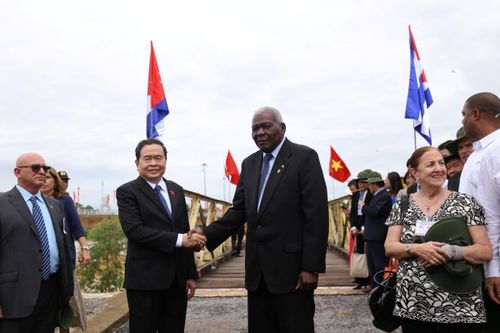 Chủ tịch Quốc hội Cuba Esteban Lazo Hernandez xúc động thăm mảnh đất Quảng Trị anh hùng