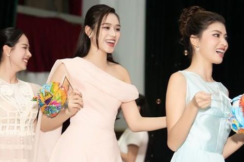 Các 'nàng Hậu' Việt mang Trung Thu hạnh phúc đến cho các em nhỏ có hoàn cảnh khó khăn
