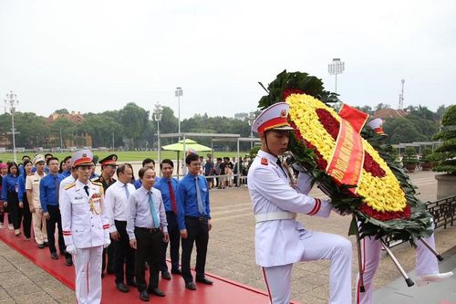 Trao Huy hiệu tuổi trẻ làm theo lời Bác cho 420 thanh niên tiên tiến