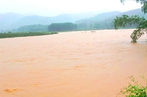 Hà Tĩnh: Cầu bắc qua sông Ngàn Sâu ngập 1,5m, bản Rào Tre bị chia cắt