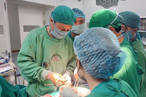 Nam thanh niên bị dao đâm rách màng tim được phẫu thuật cấp cứu kịp thời