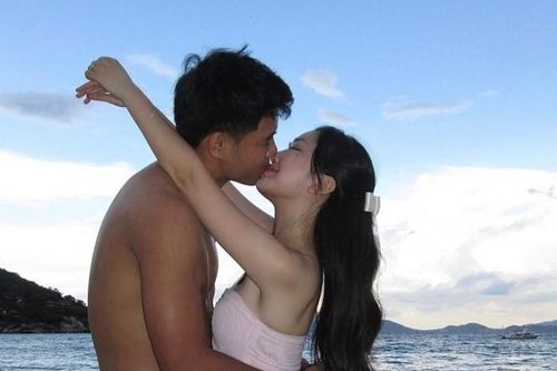 Mai Hà Trang công khai khóa môi chồng cầu thủ, netizen khen ngọt lịm