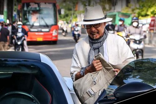 Ferrari Roma hơn 20 tỷ của 'vua cà phê Việt' trên phố Sài Gòn