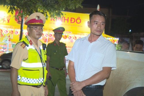 Tài xế say xỉn, lao ô tô vào CSGT để bỏ chạy
