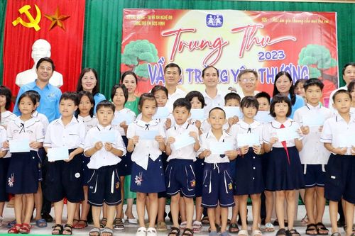 Trung thu ấm áp đến với trẻ mồ côi, học sinh dân tộc thiểu số