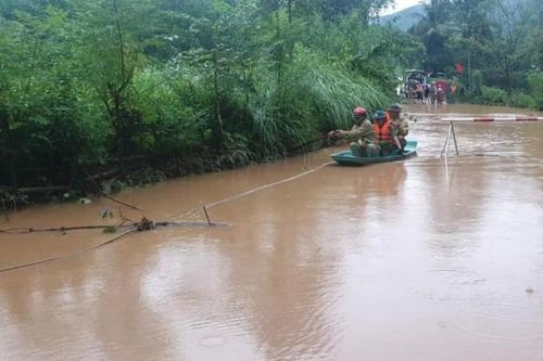 Nhiều tuyến đường miền núi ở Hà Tĩnh bị sạt lở do mưa lớn