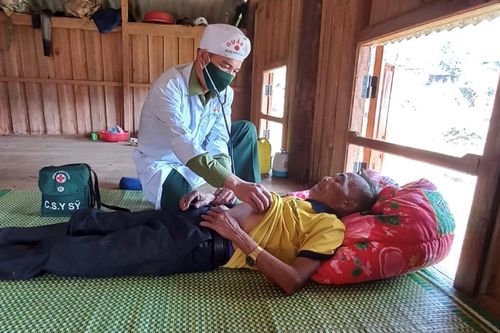 Người chiến sĩ quân y hết lòng vì người bệnh