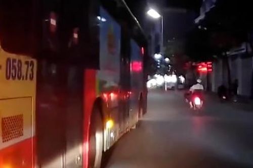 Tài xế xe buýt chèn ép người đi đường trên phố Hà Nội
