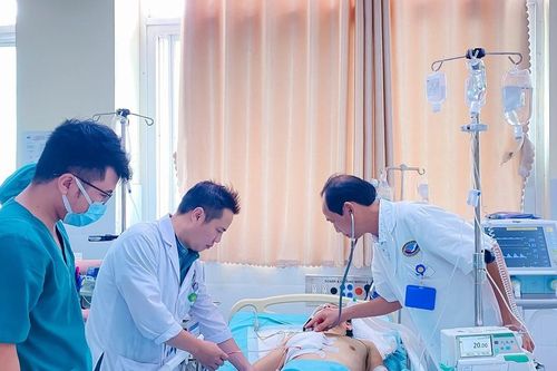 Cứu nam thanh niên bị dao đâm thấu ngực