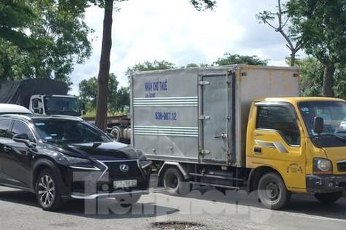 Chi chít 'ổ gà', 'ổ voi' trên đại lộ Nguyễn Văn Linh