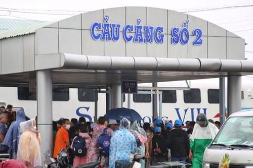 Gió giật cấp 8, sóng cao 2m, tàu, phà đi Phú Quốc tạm ngưng hoạt động