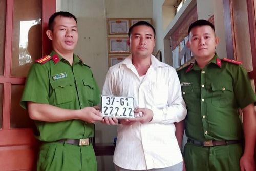 Người đàn ông mua xe máy tặng vợ, bấm trúng biển ngũ quý 2