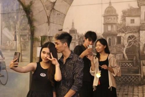Phố bích họa Phùng Hưng sáng đèn thu hút giới trẻ đến check-in dịp Trung thu